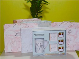 看看這些小公司的員工節(jié)日禮品，可能大公司都沒想到。