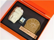 學(xué)校的文創(chuàng)伴手禮如何定制？集美大學(xué)的橙色禮盒滿是校園記憶