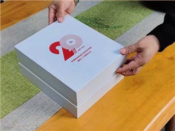 林業(yè)科技大學20周年紀念品定制:白色禮盒與實用禮品的完美結合 林業(yè)科技大學20周年紀念品定制:白色禮盒與實用禮品的完美結合