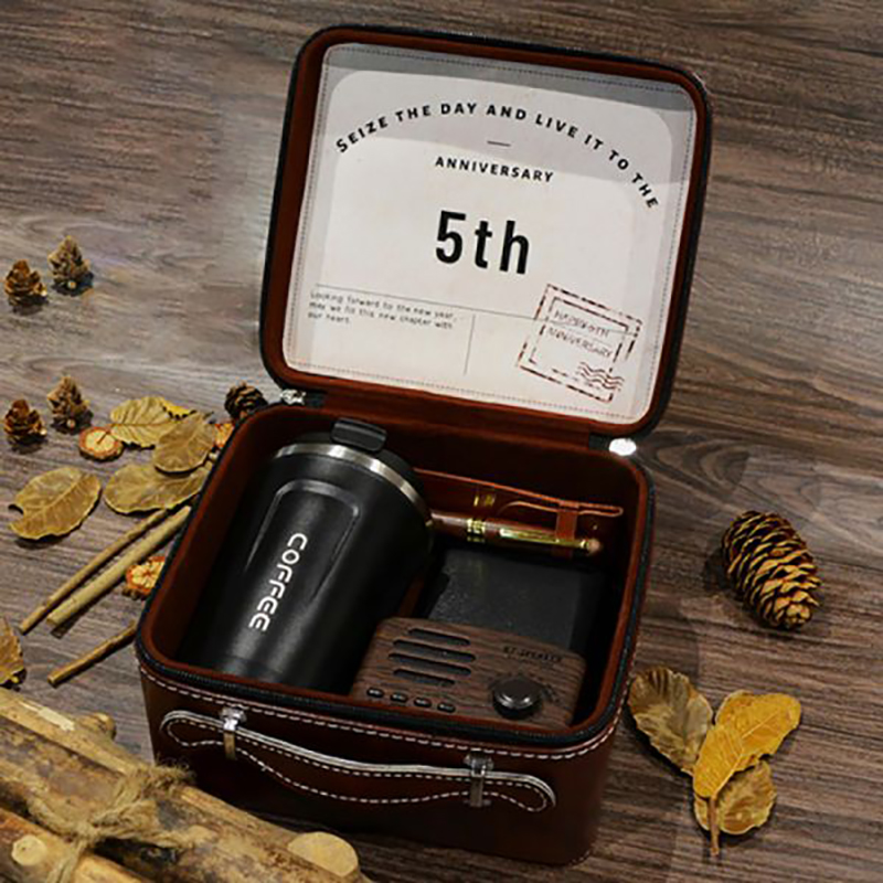手提皮盒+不銹鋼咖啡杯+充電寶+藍(lán)牙音箱+簽字筆+筆套組合套裝