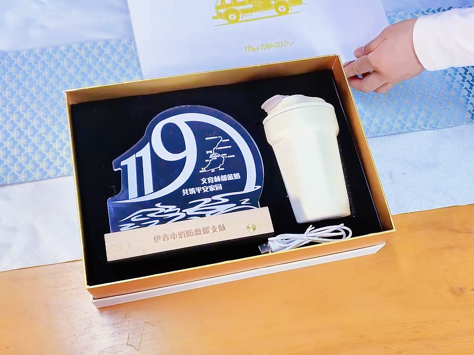 消防定制活動紀(jì)念禮品：白色禮盒，實用性與紀(jì)念價值的完美結(jié)合