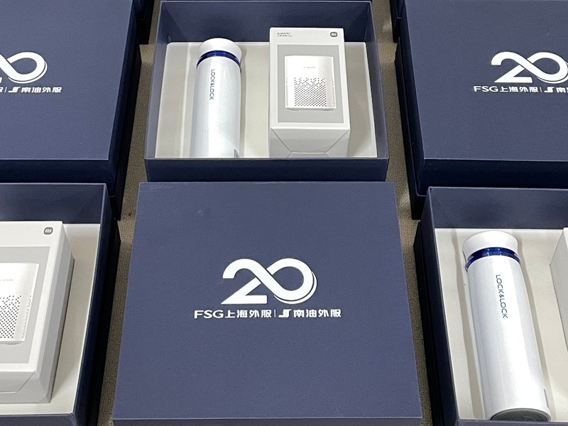 公司 20 周年慶禮品怎么定制？這份深藍禮盒員工客戶都愛