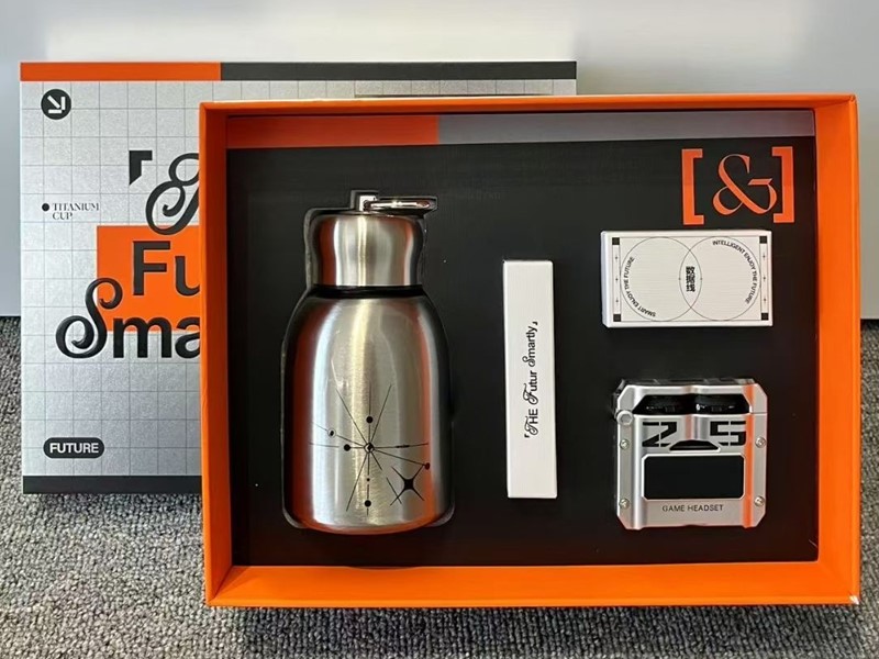 科技公司的商務(wù)禮品怎么定制？這套機甲風禮盒客戶見了就夸??