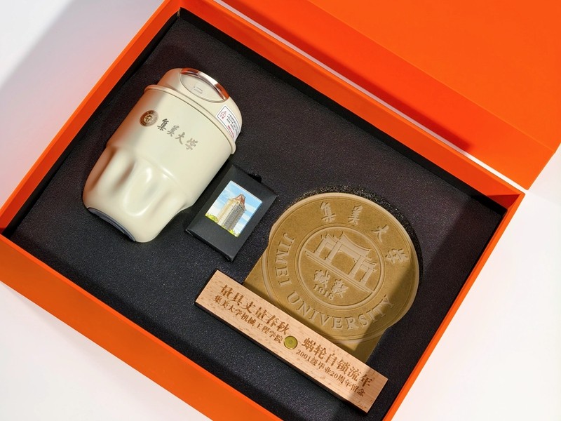 學(xué)校的文創(chuàng)伴手禮如何定制？集美大學(xué)的橙色禮盒滿是校園記憶