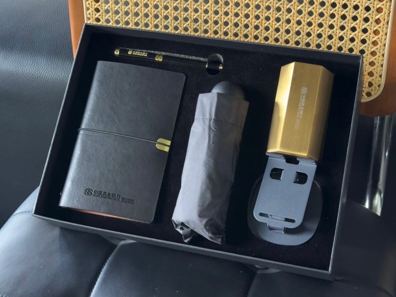 金融企業(yè)如何定制客戶伴手禮?這套黑色禮盒藏著專業(yè)感